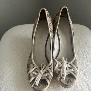 Gucci Beige Monogram Canvas Open-Toe wedge heels with Bow